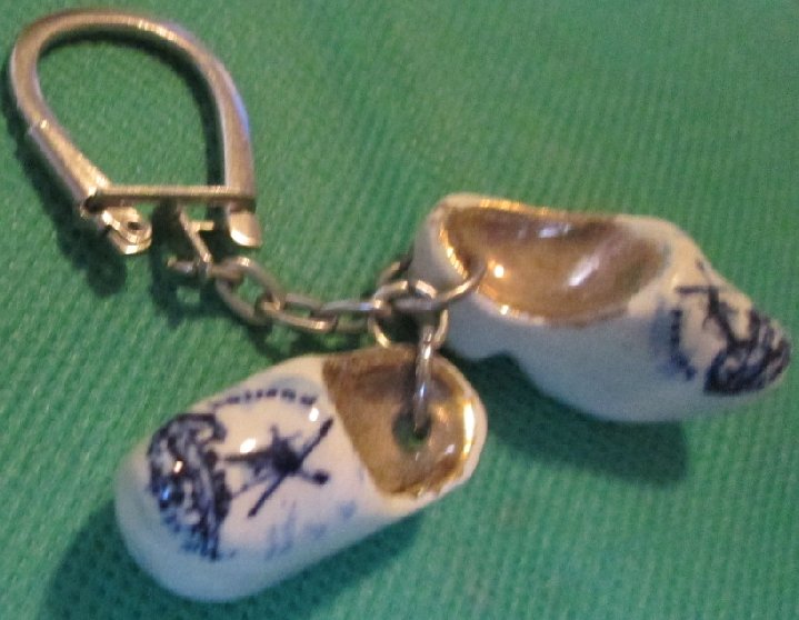 Vintage HOLLAND Souvenir Clog shoes keyring key chain keychain - Click Image to Close