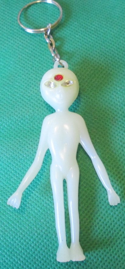 SPACE ALIEN plastic keyring key chain 3.5" - Click Image to Close