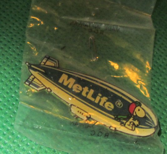 Peanuts SNOOPY Pilot in METLIFE Blimp lapel PIN 1.5", MIP - Click Image to Close