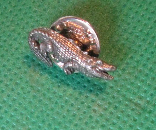 Mini ALLIGATOR silvertone metal pinback lapel PIN 0.75" - Click Image to Close