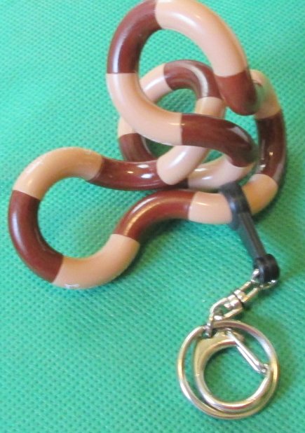 Novelty Twistable twist shape keyring key chain clip-on - Click Image to Close