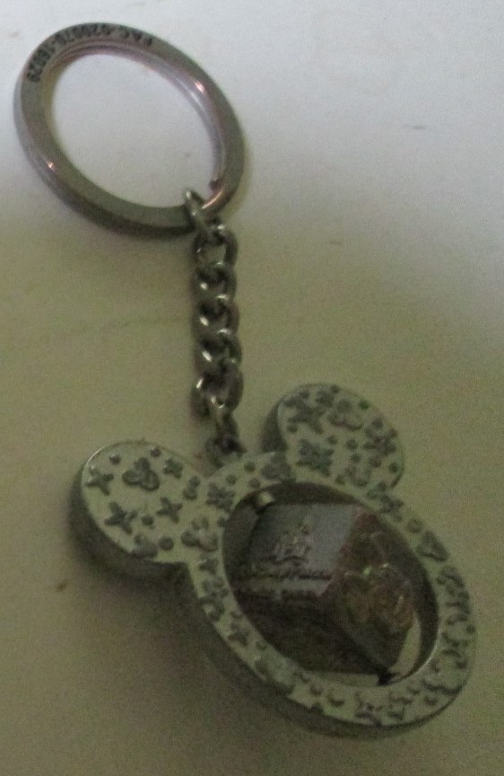 DISNEY PARIS Souvenir metal spinning cube cent keyring key chain