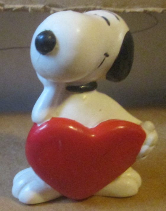 Peanuts SNOOPY PVC Figure holding red Heart 2.25"
