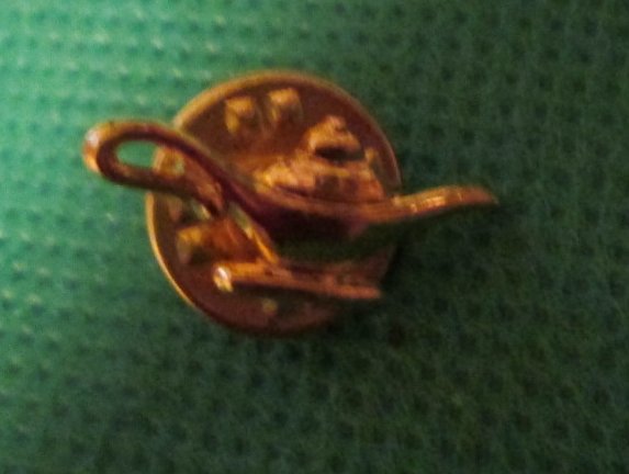 GENIE goldtone magic LAMP pinback lapel PIN 0.75" - Click Image to Close
