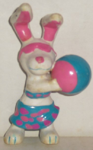 BEACH BUNNIES bunny w/ball PVC Figure 3", 1987 Applause