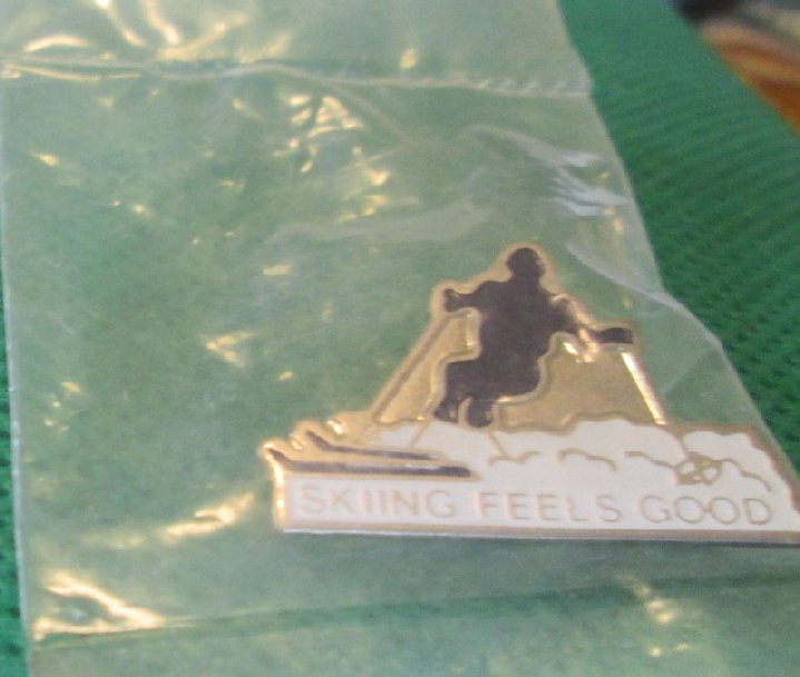 Ski SKIING FEELS GOOD lapel Pin 0.75", Mint in Package