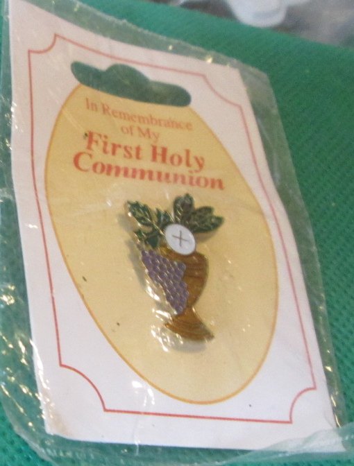 In REMEMBRANCE OF MY FIRST HOLY COMMUNION lapel Pin ~1", MIP